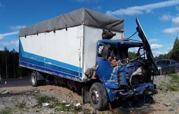 После жесткого ДТП с грузовиками на трассе Сокол-Харовск-Вожега водители попали в больницу