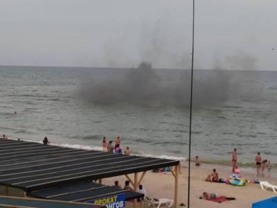 На украинском курорте над водой появилось черное облако: загадку явления быстро раскрыли