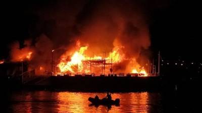 Элитный ресторан «Паруса» на территории яхтклуба в Петербурге сгорел дотла