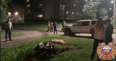 В Черняховске Ford сбил мотоциклиста, мужчину госпитализировали (видео)