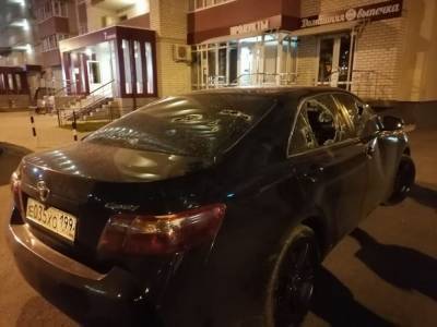 В Воронеже во дворе порезали водителей и расстреляли машину