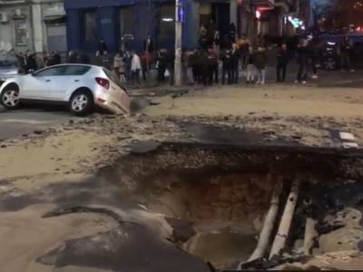 В Одессе авто провалилось в яму с человеческий рост