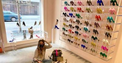 Сара Джессика Паркер помогла примерить высокому незнакомцу туфли на шпильках в своем магазине