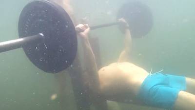 Россиянин побил рекорд Гиннесса по жиму штанги под водой.
