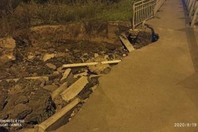 Асфальт рассыпался на тротуаре у Каштакской развязки второй раз спустя год после ремонта