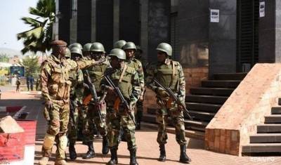 Захваченный мятежниками президент Мали объявил об отставке