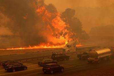 Калифорнию из-за молний охватили пожары: известно о пяти жертвах