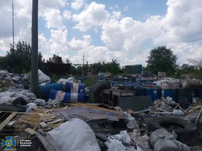 Фирма из Северодонецка устроила свалку токсичных отходов возле жилых массивов Новодружеска