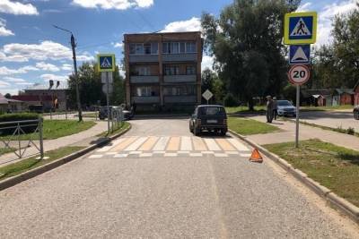 Женщина переходила дорогу в Тверской области и попала под машину