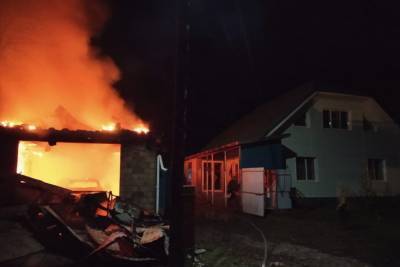 Автомобиль KIA Rio сгорел вместе с гаражом в Чувашии
