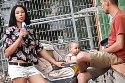 В Кривом Роге мать спаивала малыша пивом: очевидцы потребовали забрать ребенка из семьи (видео)