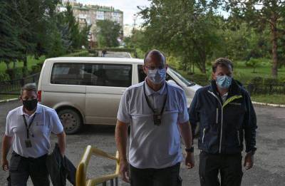Немецкие врачи прибыли в омскую клинику, где находится Навальный -- очевидец Рейтер
