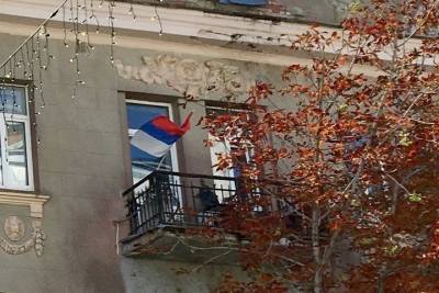 В преддверии Дня российского флага саратовские чиновники повесили его вверх ногами