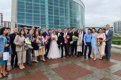 «Выхожу, а тут свадьба!»: Радий Хабиров случайно оказался на бракосочетании уфимцев