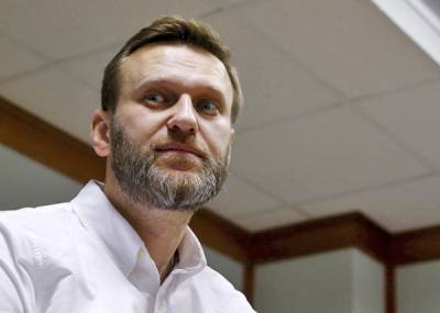Полиция заявила об обнаружении на теле Навального "промышленного химического вещества"