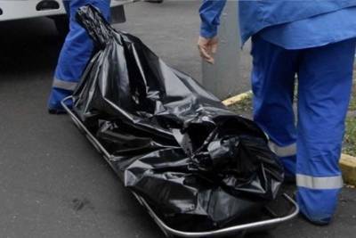 На улице Рябикова нашли мертвого мужчину