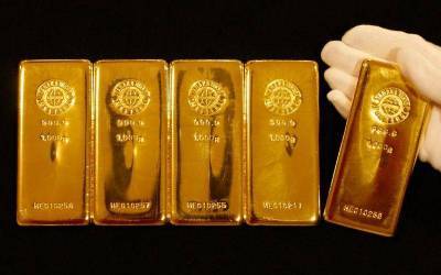 Золото дешевеет из-за укрепления доллара, несмотря на экономические опасения