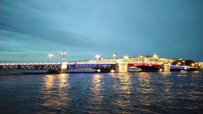 Дворцовый мост и Большой проспект Петроградской стороны подсветят триколором 22 августа