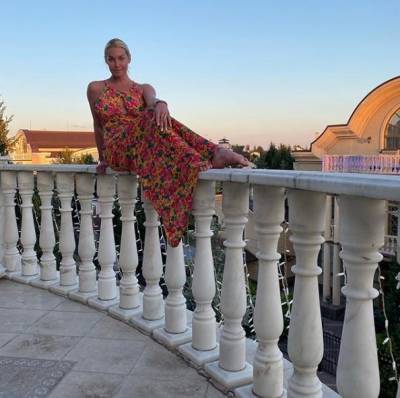 Анастасия Волочкова выполнила шпагат на балконе своего особняка