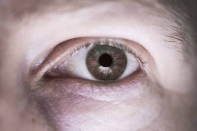 Офтальмохирург раскрыл эффективный способ борьбы с мешками под глазами