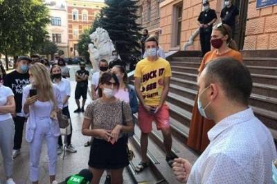 В Черновцах митингуют против введения жесткого карантина