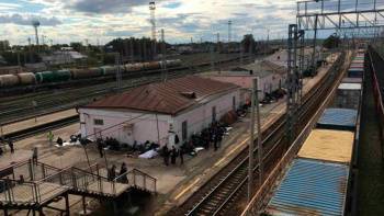 Более 700 граждан Узбекистана, планирующих отправиться на Родину, собрались на платформе железнодорожного вокзала Кинель в России