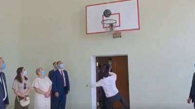 Зеленский в ходе визита на Николаевщину поиграл с мячом в школе