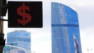 Курс доллара поднялся выше 75 рублей впервые с мая