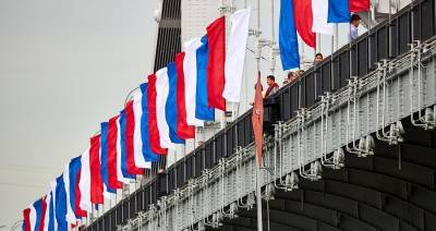 Праздничные плакаты и флаги украсят столицу ко Дню Государственного флага России