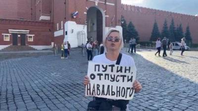 В Москве во время пикета на Красной площади полиция задержала актрису Яну Троянову