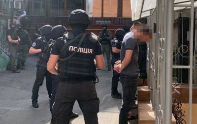 Полиция проверяет незаконное хранение оружия на столичном Печерске