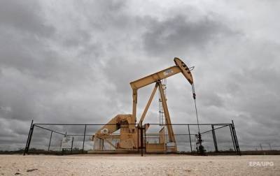 Нефть впервые за две недели упала ниже 44 долларов