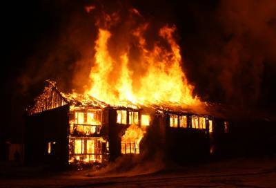 После пожара в бывшем здании музыкальной школы в Тосно нашли труп мужчины