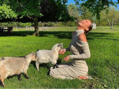 Джиджи Хадид снялась полуобнаженной с козлятами