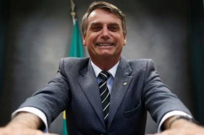 Президент Бразилии оконфузился, приняв карлика за ребенка и взяв его на руки