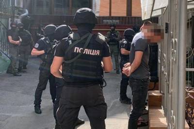 В Киеве на съемной квартире задержали шестерых вооруженных мужчин