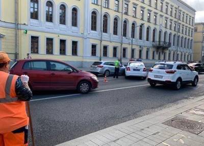 Машина ДПС и легковушка столкнулись в центре Москвы