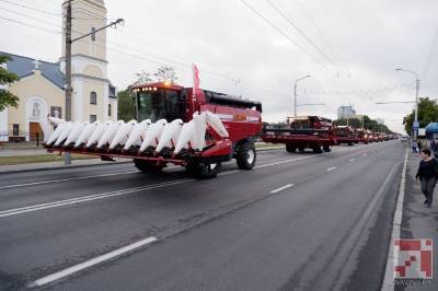 В Гомеле на площадь Ленина сгоняют сельхозтехнику — чтобы не собирались сторонники перемен