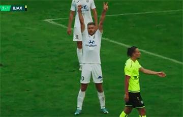 Футболист «Ислочи» после забитого гола показал знак victory и поднятый вверх кулак