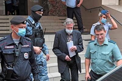 Ефремову предложили сдать анализы из-за запаха алкоголя в суде