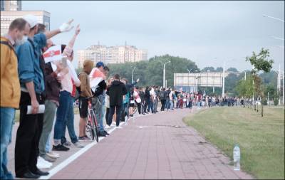 Белорусы выстроились в 13-километровую «Цепь покаяния»