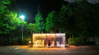 В парках Токио начали устанавливать полностью прозрачные туалеты (фото)