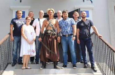 Украина: Разрубающий огурцы ловкий «запорожский казак» пошел в депутаты