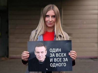 В Москве у здания администрации президента начали задерживать участников одиночных пикетов в поддержку Навального