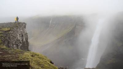 Жители Исландии запечатлели таинственное существо у водопада