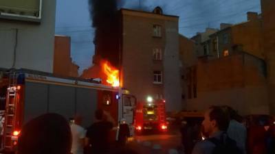 Огненное видео: квартира полыхает в жилом доме в Петербурге