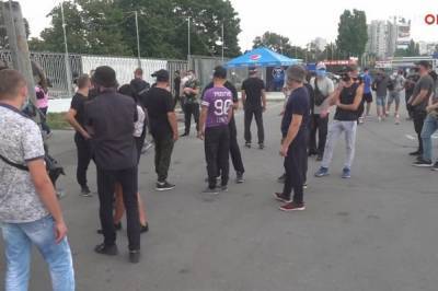 Конфликт вокруг ТЦ "Барабашово": Группа молодых людей попыталась захватить одну из площадок торгового центра
