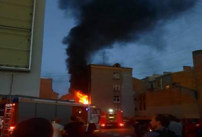 Из горящего дома на Васильевском острове эвакуировали жителей