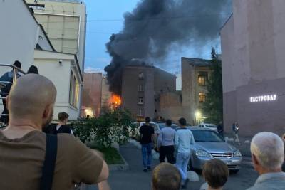 Сильный квартирный пожар тушили у станции метро «Василеостровская»