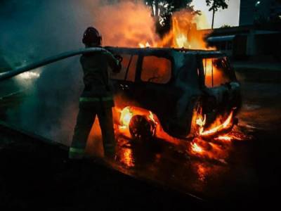 В Святошинском районе столицы на территории больницы сгорел внедорожник